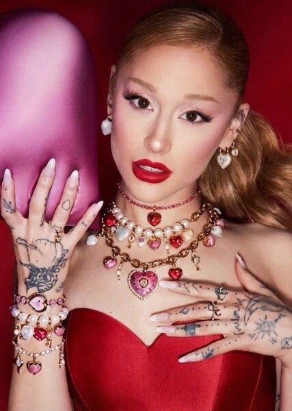 Ariana Grande photo