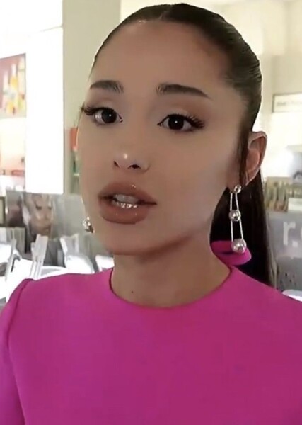 Ariana Grande photo