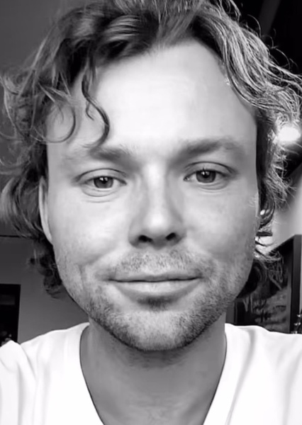 Ashton Irwin photo