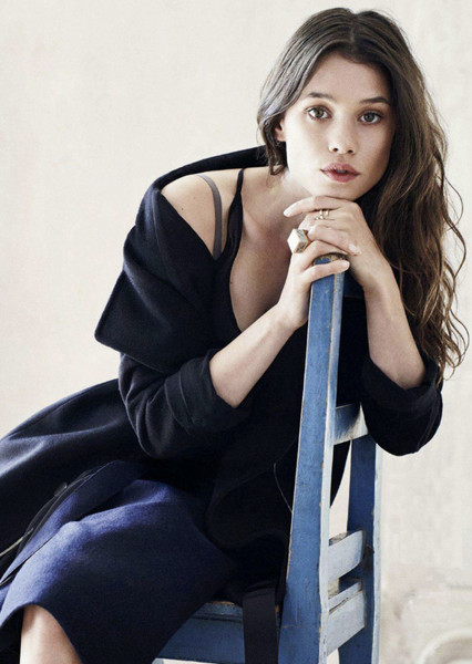 Àstrid Bergès-Frisbey photo