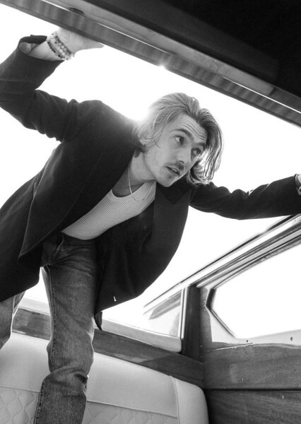 Austin Abrams photo