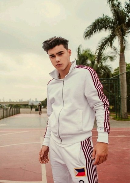 Bailey May photo