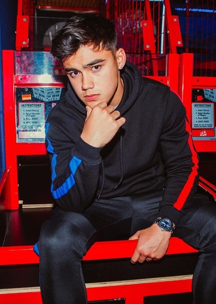 Bailey May photo