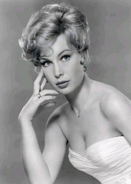 Barbara Eden photo