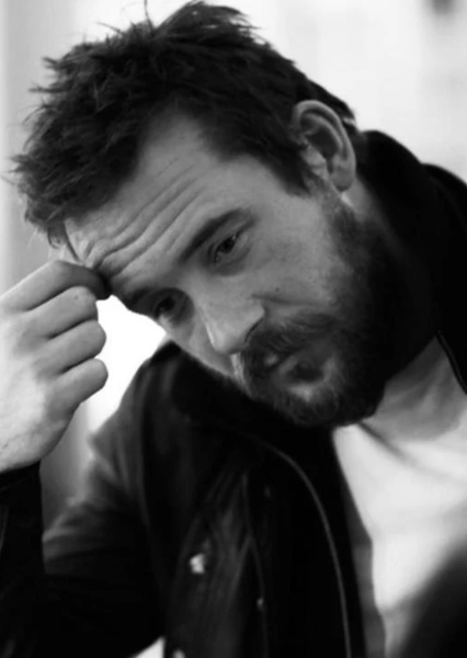Barry Sloane photo