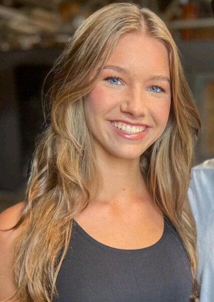 Bella Lotz photo
