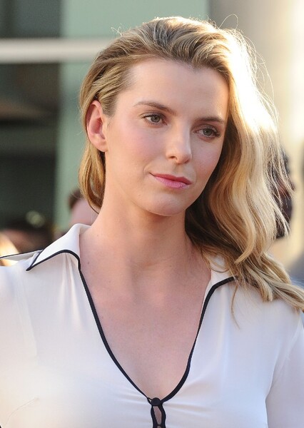 Betty Gilpin photo