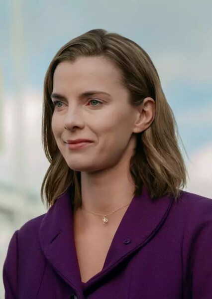 Betty Gilpin photo