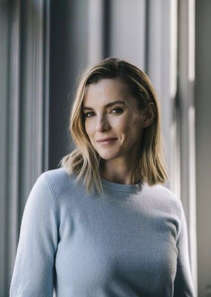 Betty Gilpin photo
