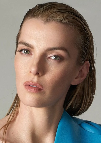 Betty Gilpin photo