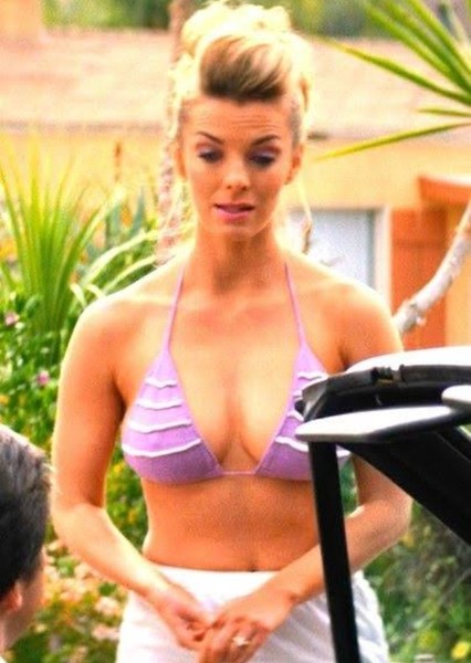 Betty Gilpin photo
