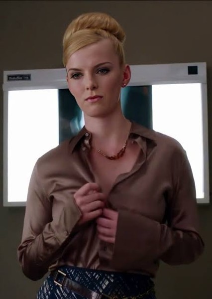 Betty Gilpin photo