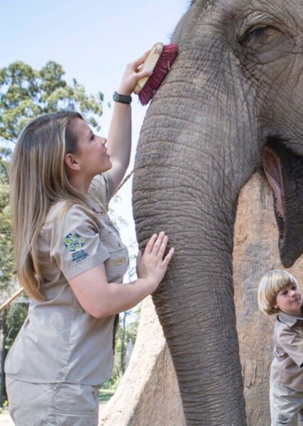 Bindi Irwin photo