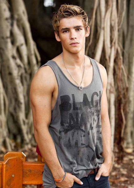 Brendon Thwaites photo