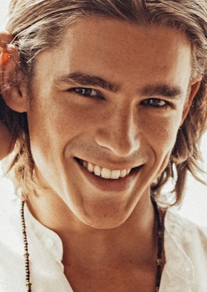 Brendon Thwaites photo