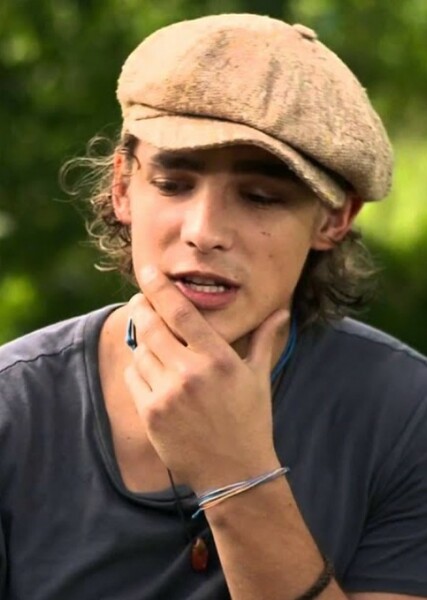 Brenton Thwaites photo
