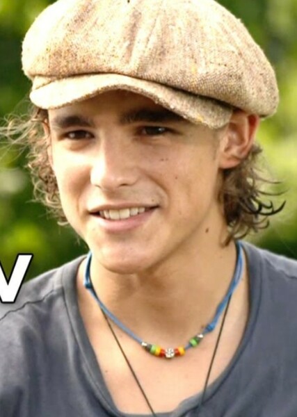 Brenton Thwaites photo
