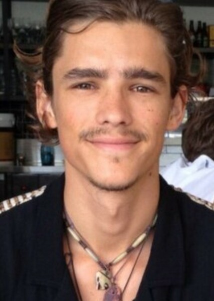 Brenton Thwaites photo