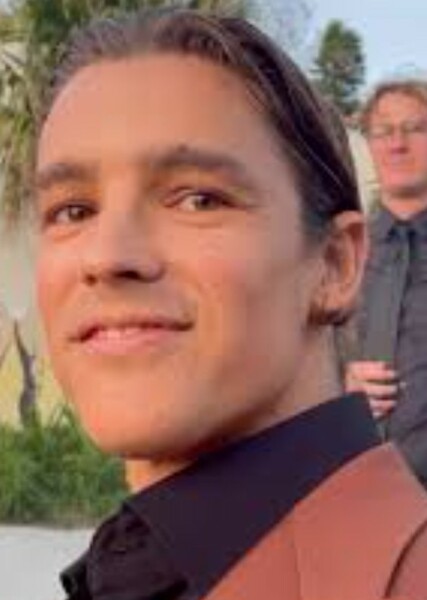 Brenton Thwaites photo