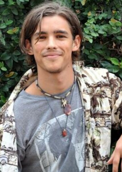 Brenton Thwaites photo