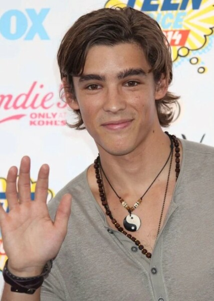 Brenton Thwaites photo