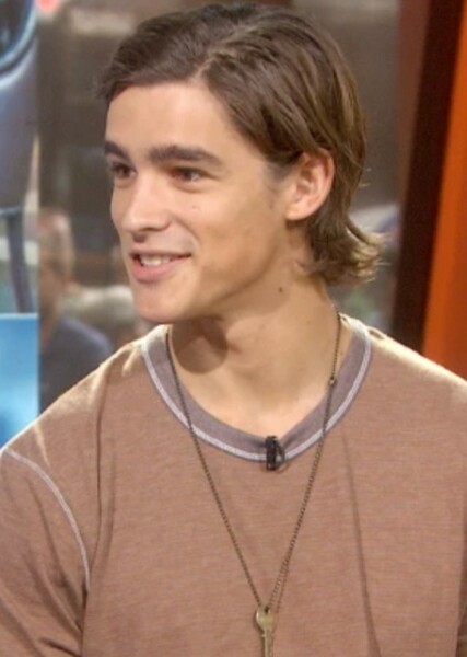 Brenton Thwaites photo