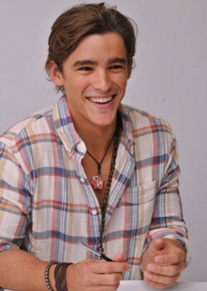 Brenton Thwaites photo