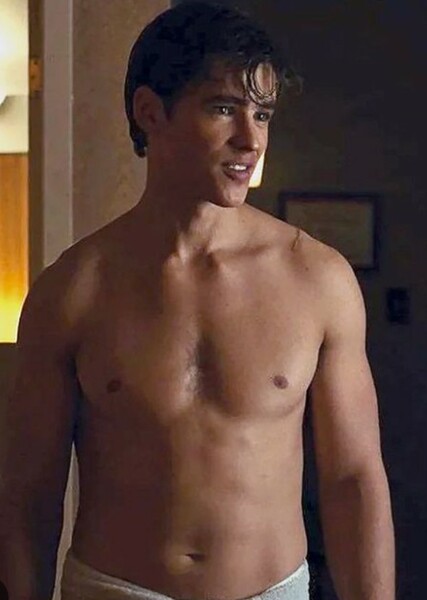 Brenton Thwaites photo
