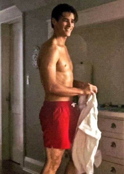 Brenton Thwaites photo