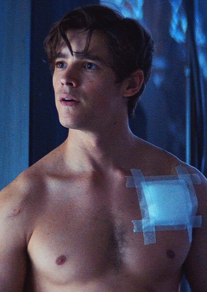 Brenton Thwaites photo