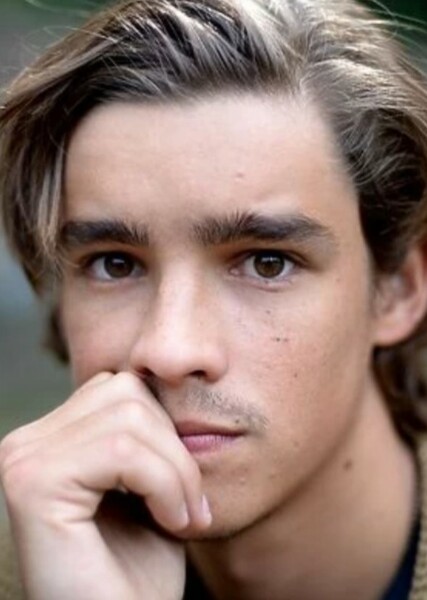 Brenton Thwaites photo
