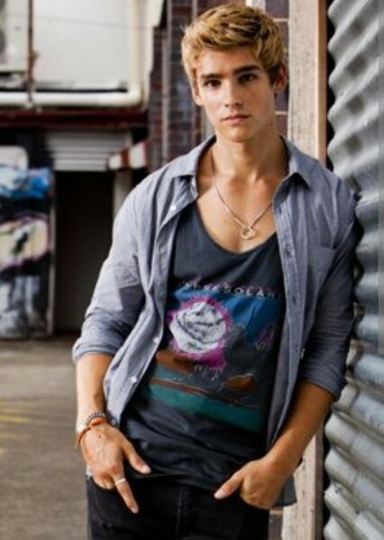 Brenton Thwaites photo