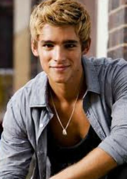 Brenton Thwaites photo