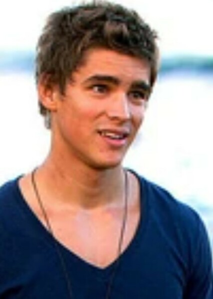 Brenton Thwaites photo