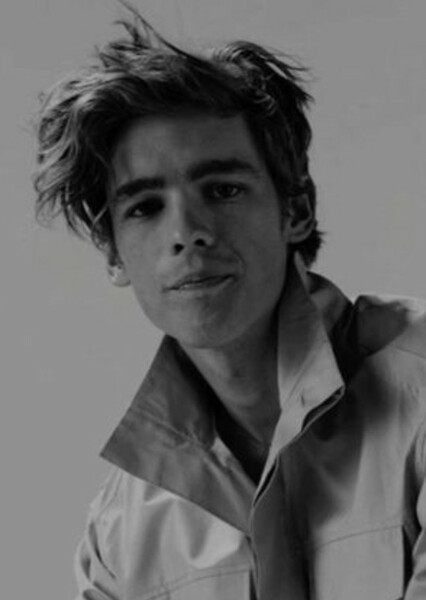 Brenton Thwaites photo