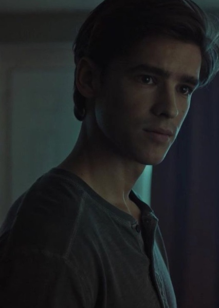 Brenton Thwaites photo