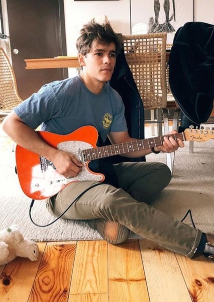 Brenton Thwaites photo