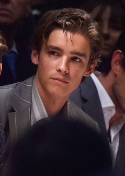 Brenton Thwaites photo