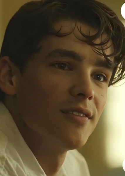 Brenton Thwaites photo