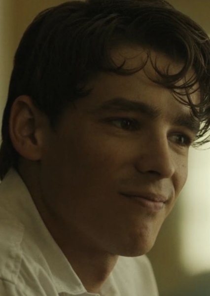 Brenton Thwaites photo