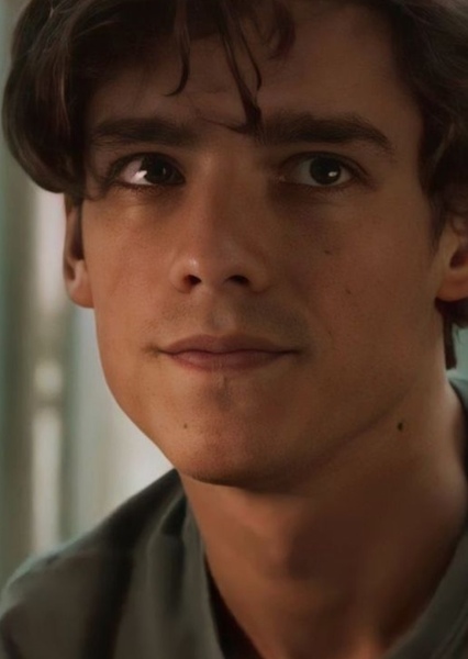 Brenton Thwaites photo