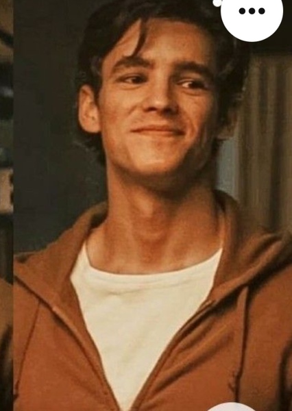 Brenton Thwaites photo