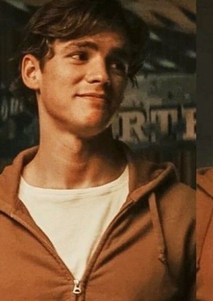 Brenton Thwaites photo