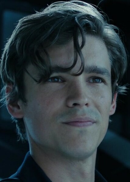 Brenton Thwaites photo