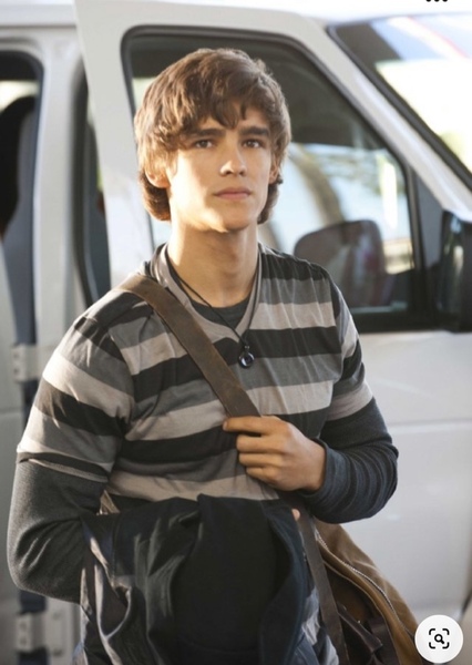 Brenton Thwaites photo