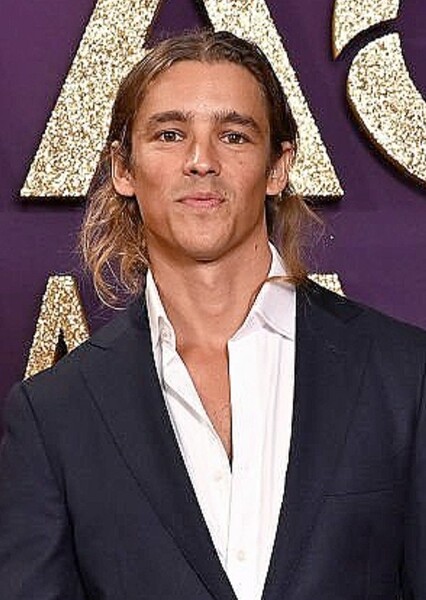 Brenton Thwaites photo