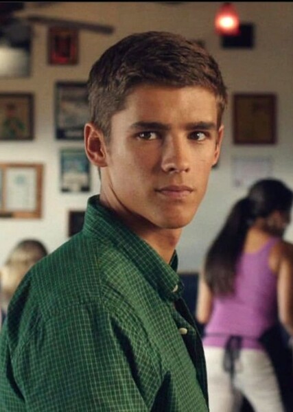 Brenton Thwaites photo