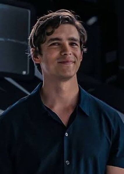Brenton Thwaites photo