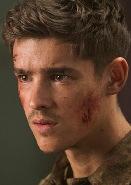 Brenton Thwaites photo