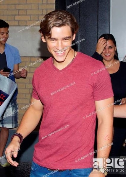 Brenton Thwaites photo
